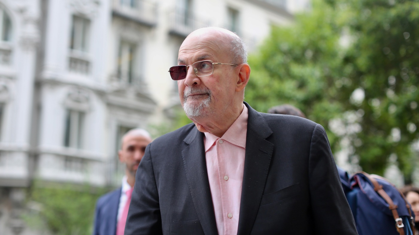 Salman Rushdie a écrit sur sa tentative de meurtre. Maintenant, il affrontera son agresseur devant le tribunal