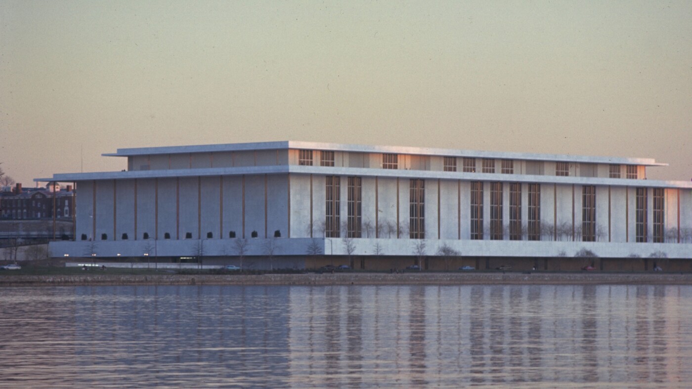 Trump prévoit de se nommer président du Kennedy Center, membres du conseil d'administration des incendies