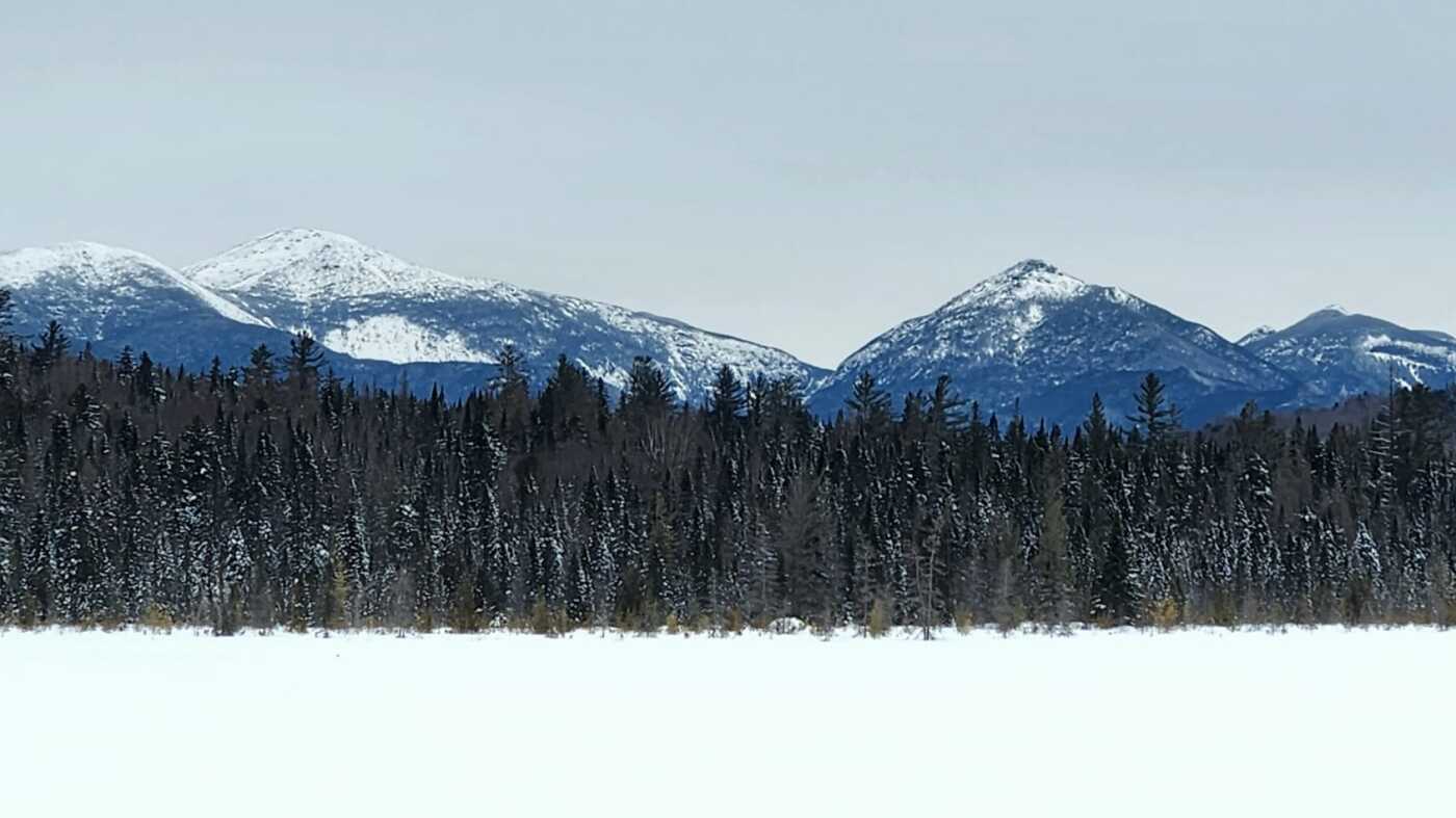 Un trek à raquettes dans les montagnes Adirondacks un jour d'hiver classique