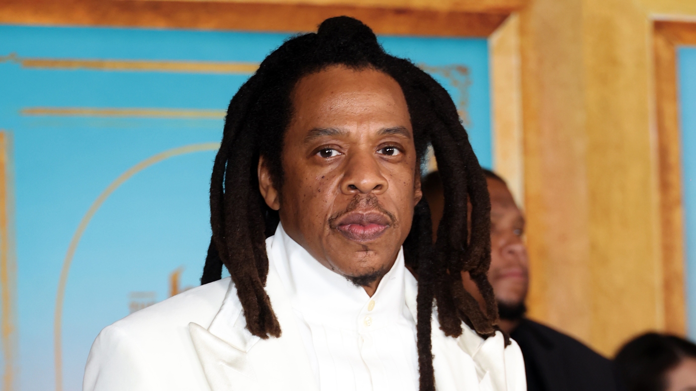 Une femme laisse tomber un costume accusant Sean «Diddy» Combs et Jay-Z de l'avoir violée à l'âge de 13 ans
