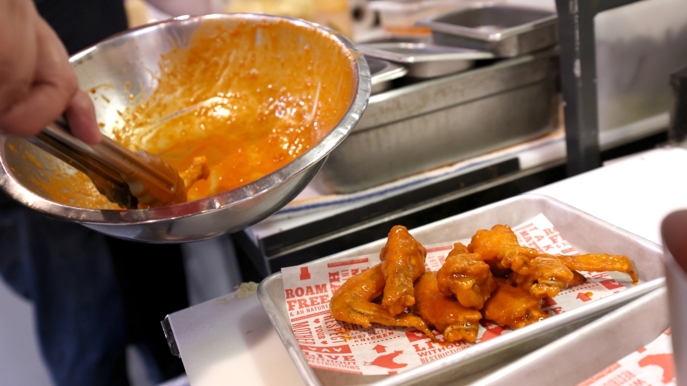 Voici une énigme du Super Bowl: pourquoi les prix des œufs augmentent-ils - mais pas les ailes de poulet?