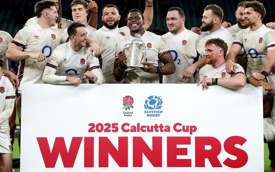 L'Angleterre célèbre avec la Calcutta Cup après avoir battu l'Écosse dans les Six Nations