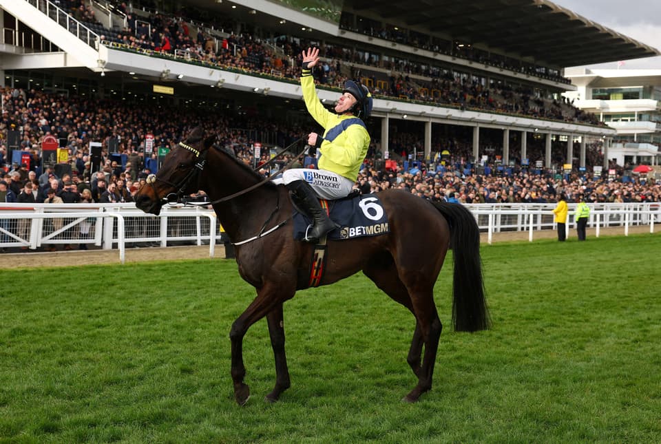 Sean Flanagan célèbre après avoir conduit Marine Nationale à la victoire dans le champion de la reine mère Chase au Festival de Cheltenham en 2025