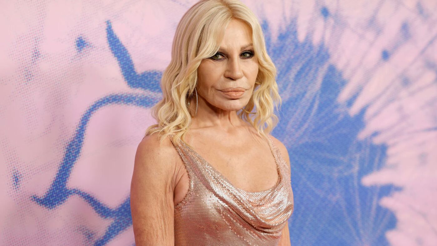 Donatella Versace se retire en tant que directeur de la création de la marque après près de 30 ans