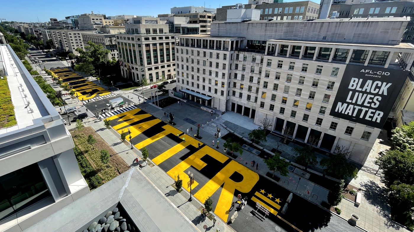 La murale Black Lives Matter de DC sera effacée. Regardez en arrière sur la peinture de rue emblématique