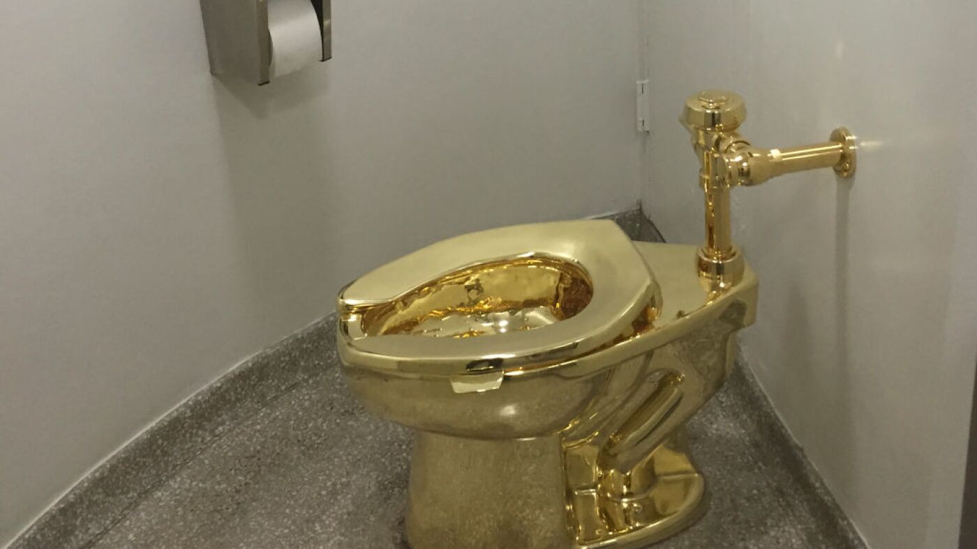 Le tribunal britannique juge des hommes qui ont volé une coupable de toilettes en or 6 millions de dollars en or
