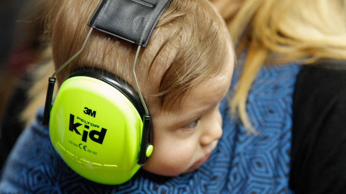 March Madness and Babies: Les sons du jeu sont-ils trop grands pour les petites oreilles?