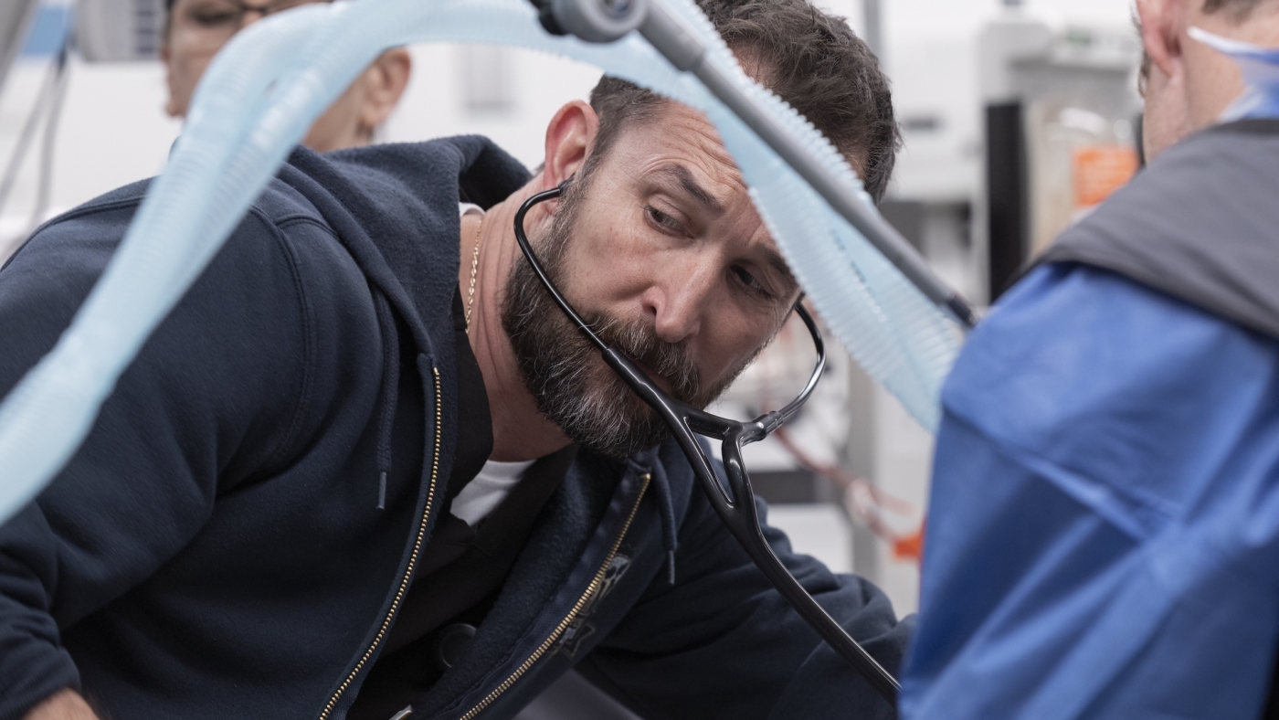 15 heures plus tard, un quart d'urgence exténuant se termine par la finale de la saison «The Pitt»