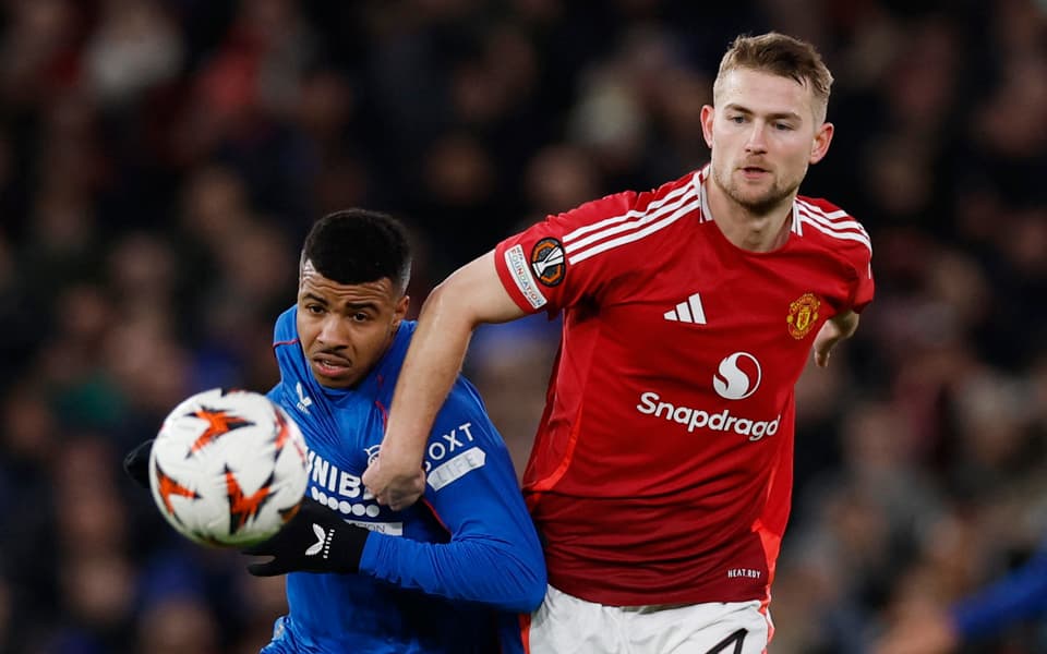 Matthijs de Ligt jouant pour Manchester United contre les Rangers