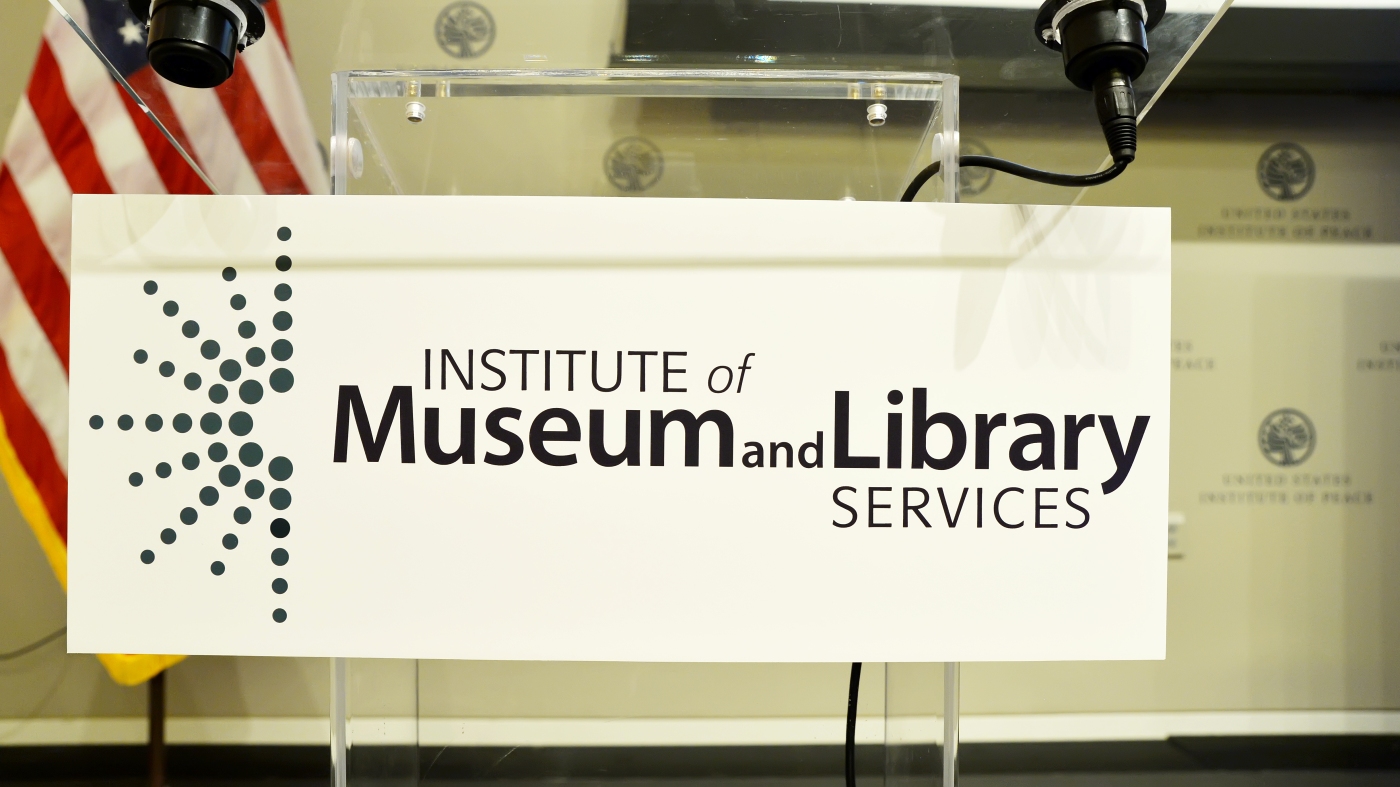 Le personnel entier de l'agence fédérale qui finance les bibliothèques et les musées mettent en congé