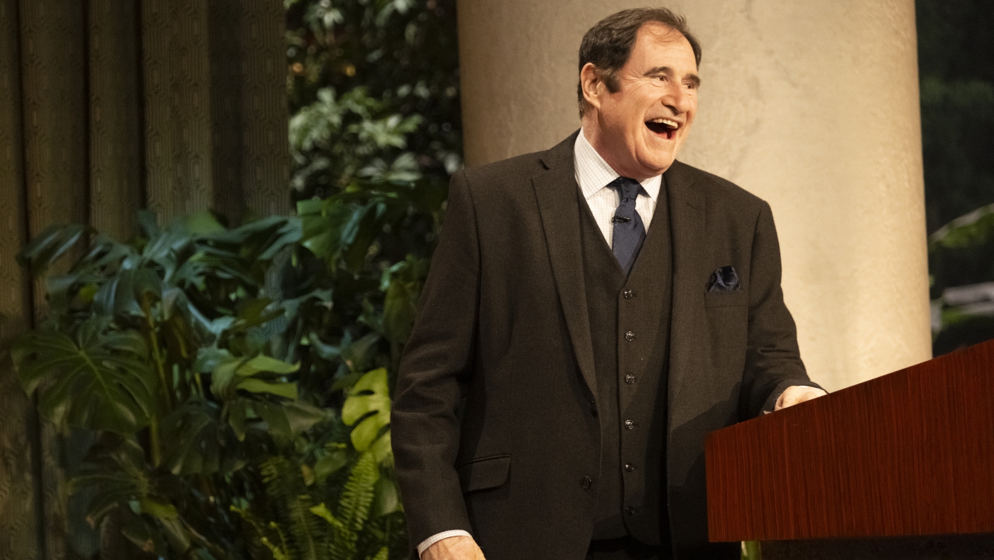 Richard Kind joue au plus grand public de sa vie dans `` tout le monde en direct ''