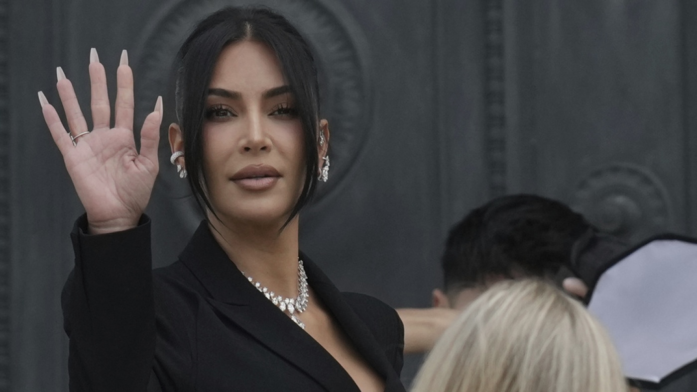 Avec les larmes et le défi, Kim Kardashian fait face aux hommes accusés de l'avoir volée à Paris