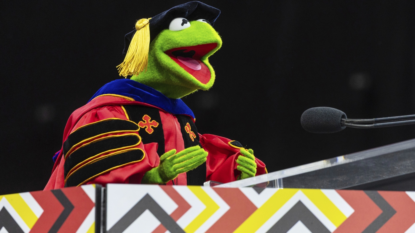`` Sautez ensemble '', dit la grenouille Kermit dans son discours à l'obtention du diplôme de l'Université du Maryland
