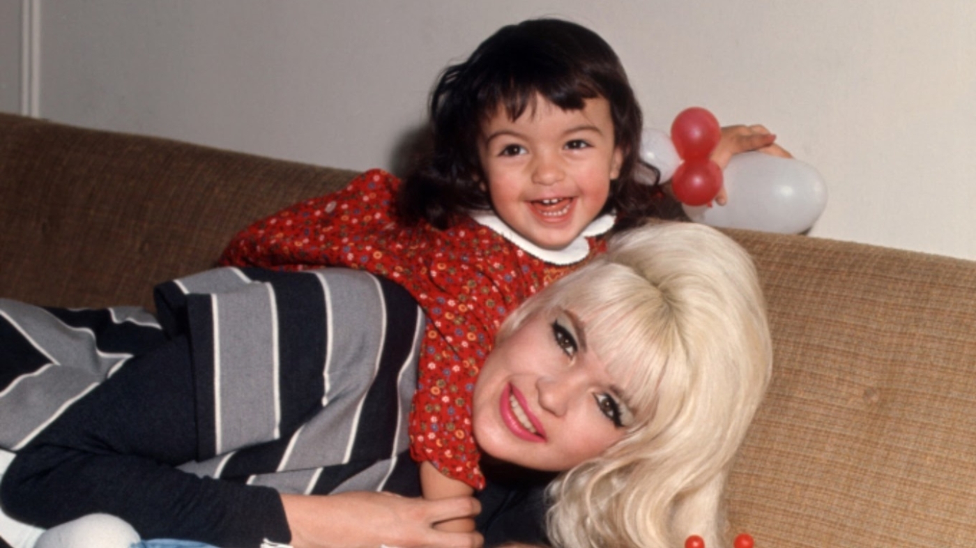 «Law & amp; Order 'Star enquête sur un accident de voiture tragique de sa propre famille dans `` My Mom Jayne' '