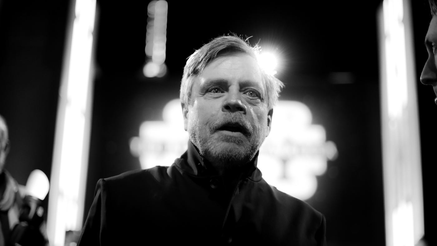 Mark Hamill avait l'habitude de minimiser son passé «Star Wars». Maintenant il l'embrasse
