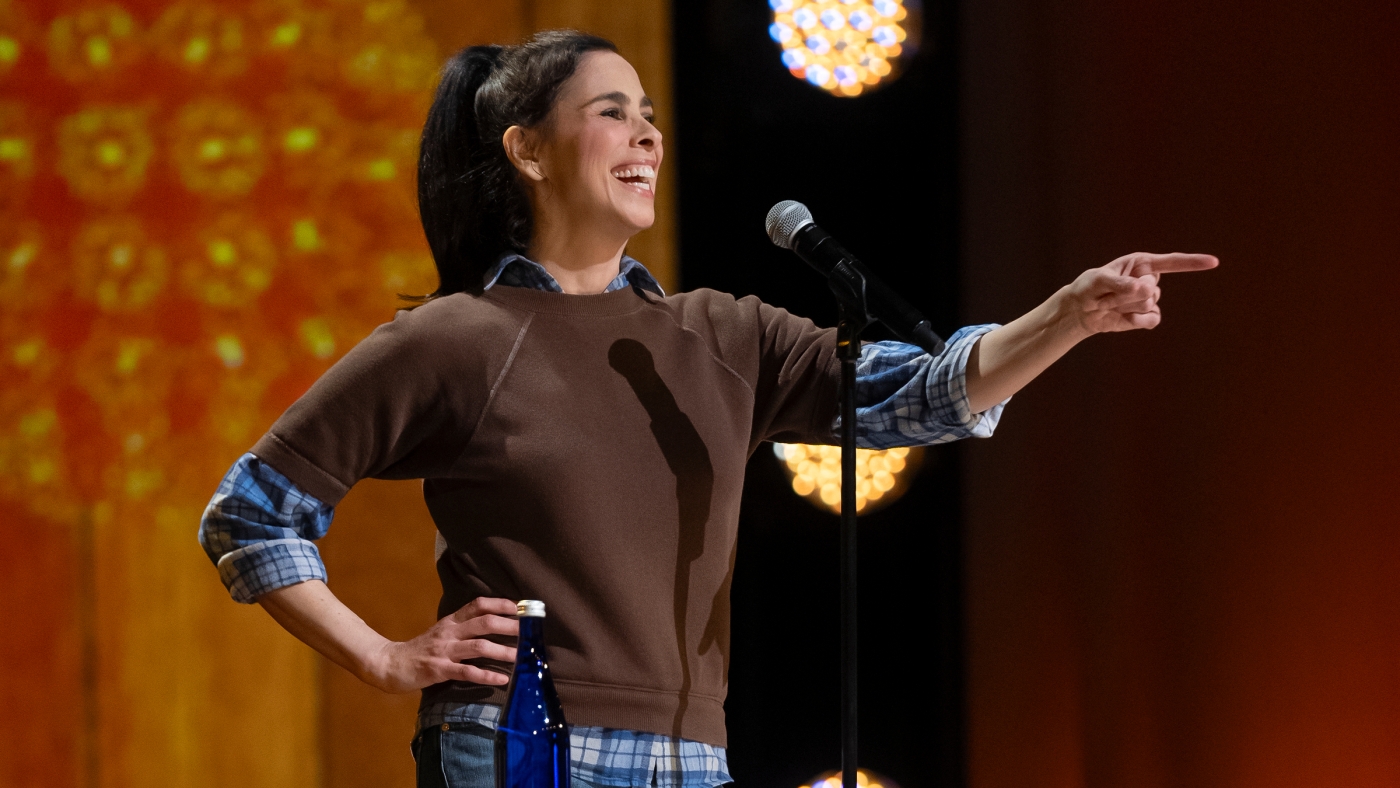 Ses parents sont décédés à 9 jours d'intervalle, mais Sarah Silverman obtient le dernier rire dans `` Post-mortem ''