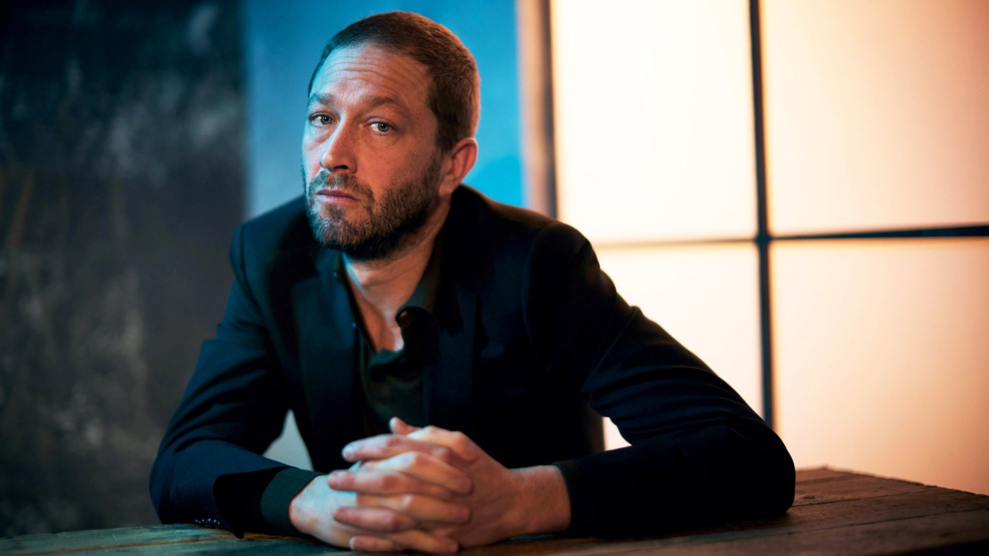 Tenez les cris: Ebon Moss-Bachrach dit que «l'ours» est «très aimant»