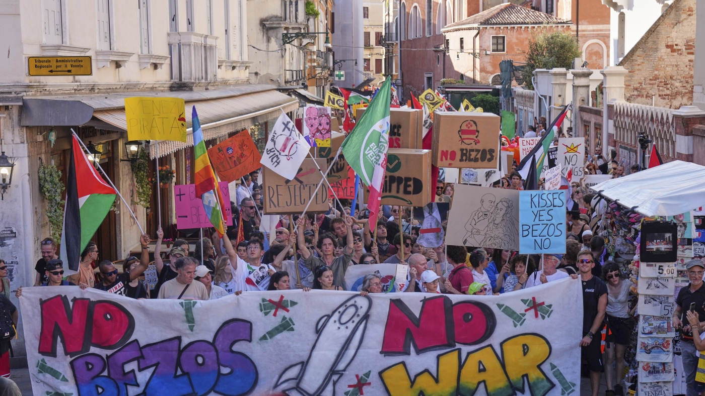 `` Bisous Oui, Bezos Non '', disent les manifestants, alors que le mariage de Bezos suscite la controverse à Venise