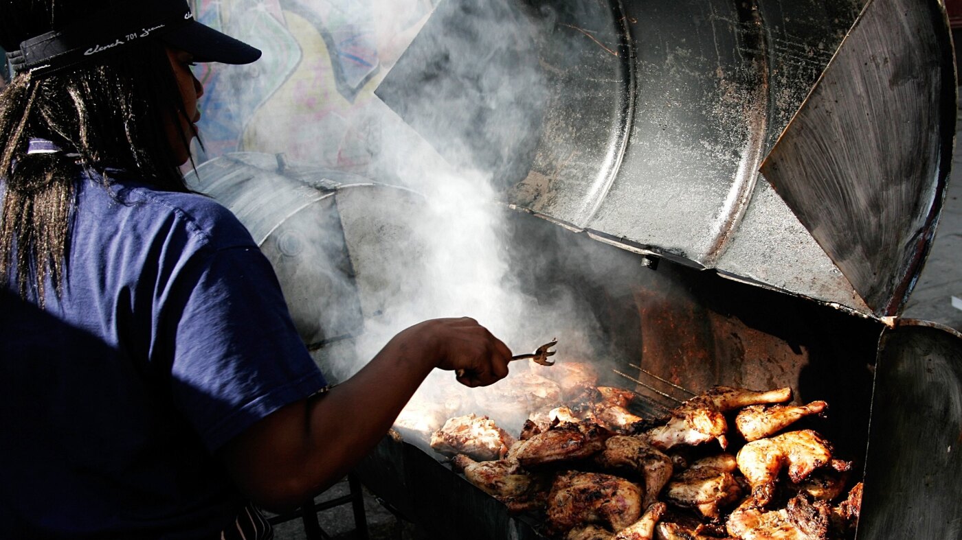 Le barbecue est partout pour le 4 juillet. Voici son histoire d'origine