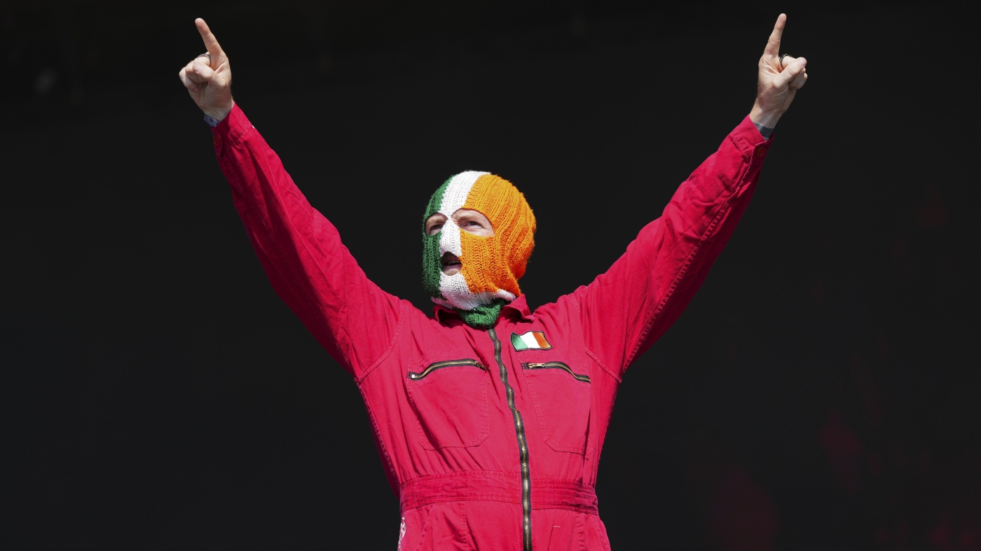 Le groupe de rap nord-irlandais Kneceecap joue Glastonbury malgré la controverse