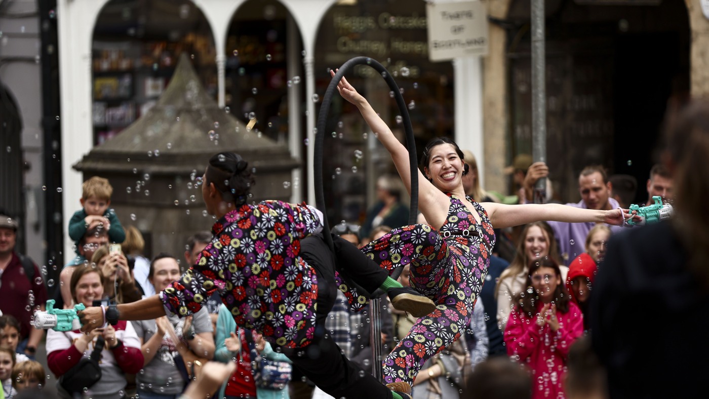 Est-ce que la frange d'Édimbourg est toujours frange, ou a-t-elle - halètement - devenu grand public?