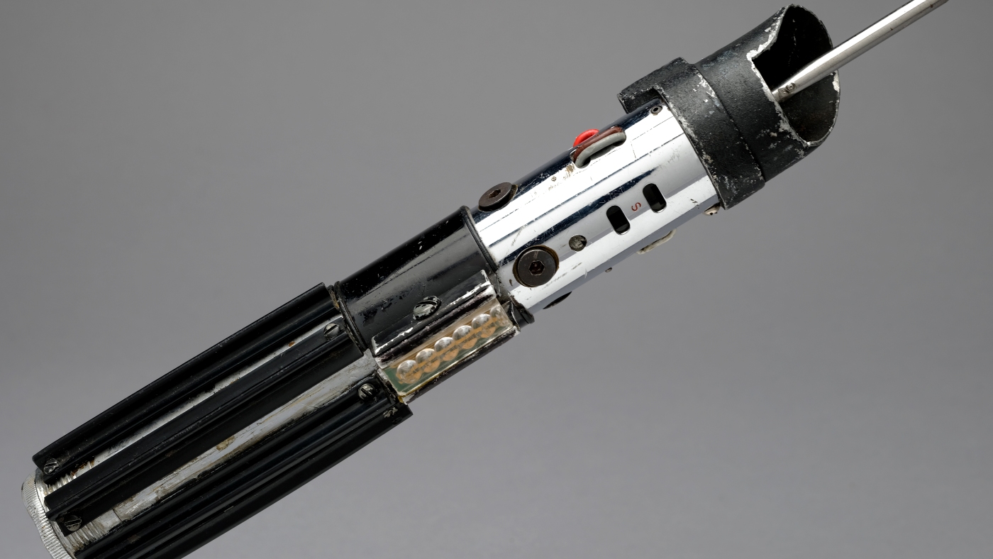 Le sabre laser rouge de Dark Vader se dirige vers les enchères pour la première fois