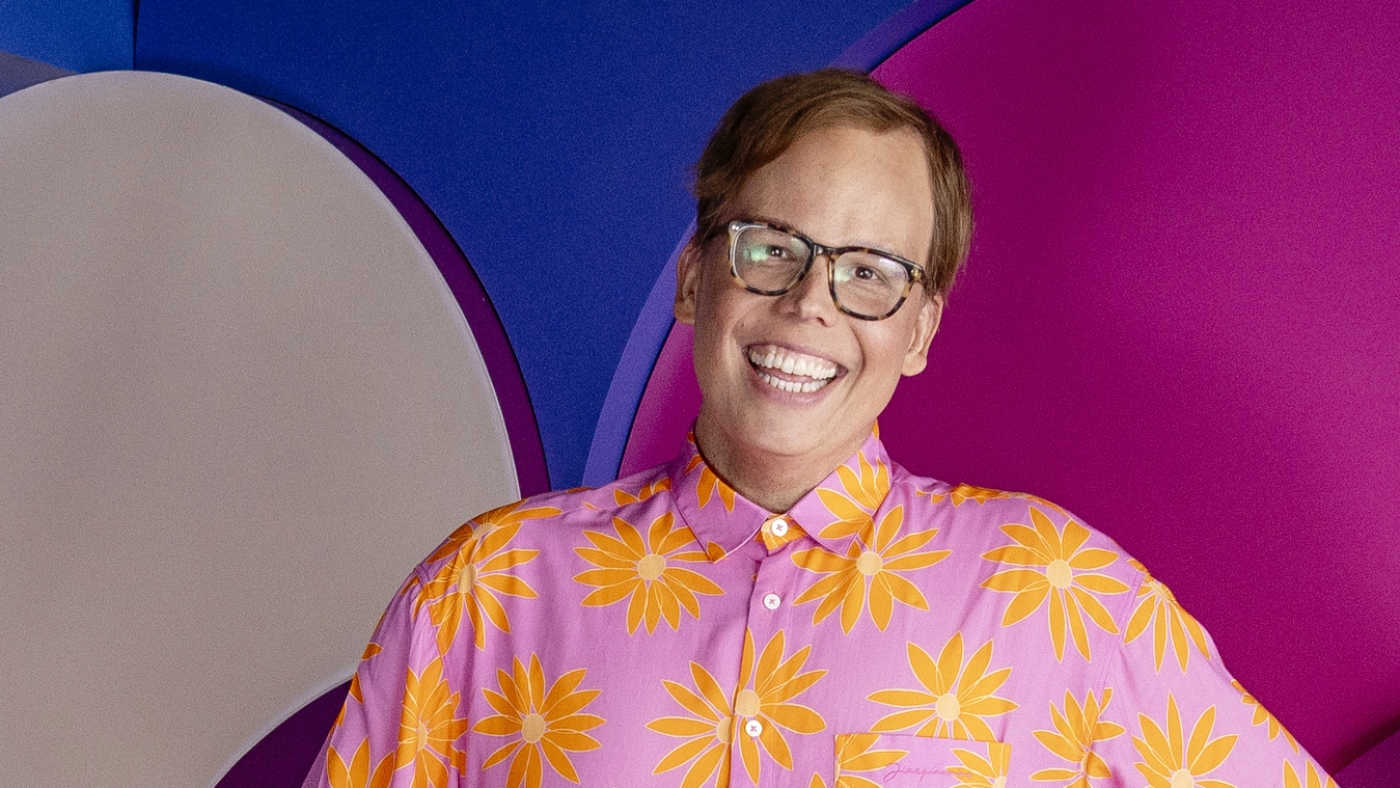 Une grande pause après 40 ans est possible. Demandez simplement à Jeff Hiller de «quelqu'un quelque part»