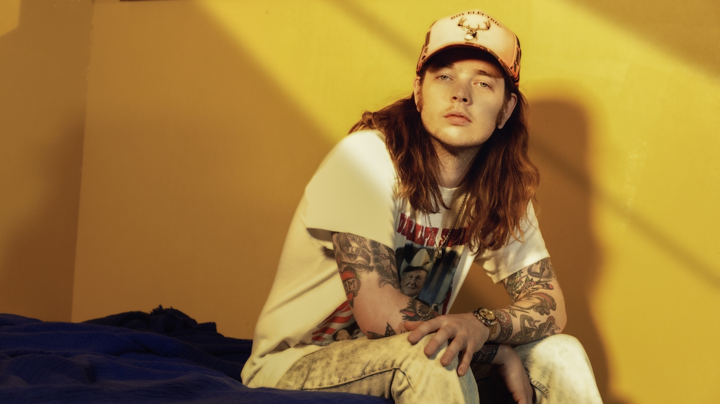 Après avoir perdu sa mère à cause d'une surdose, le musicien Billy Strings joue pour l'honorer