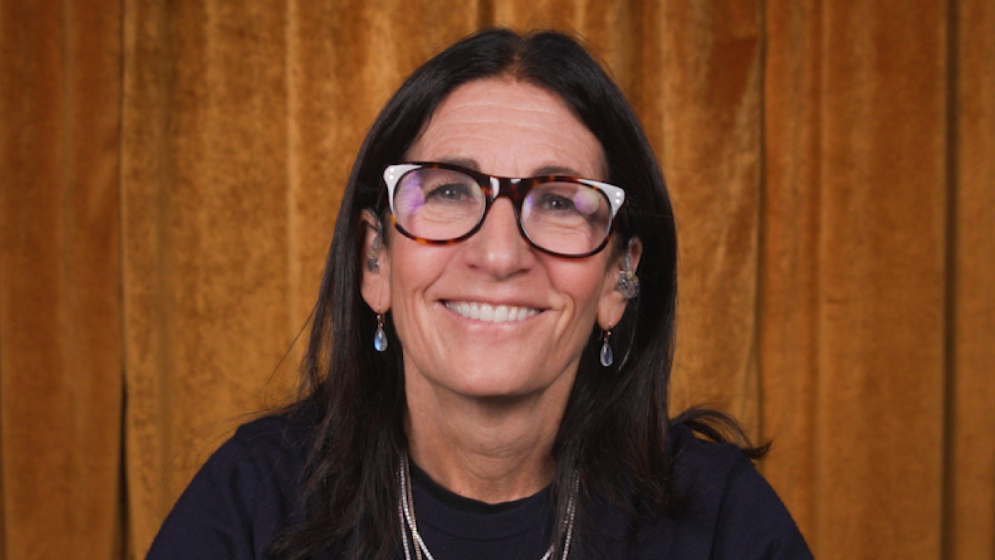 Bobbi Brown n'écoute pas les hommes en costume sur le maquillage