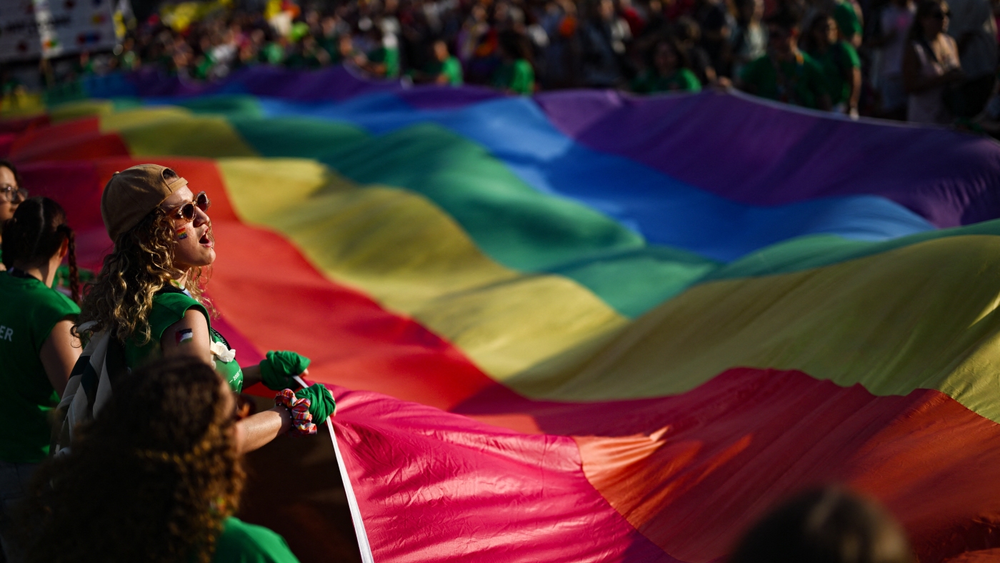 Pour le mois de l'histoire LGBTQ +, NPR veut entendre votre histoire de sortie