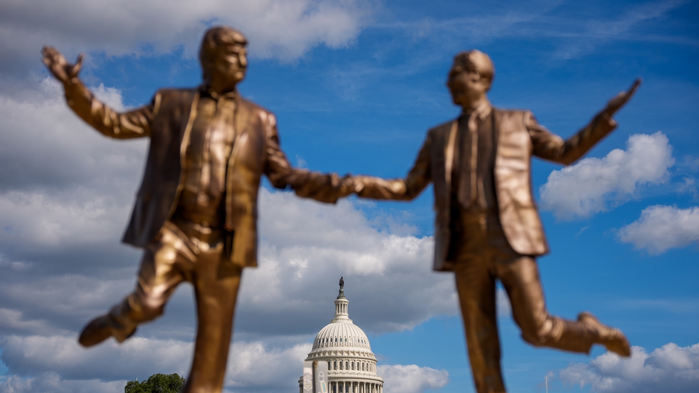 La statue Trump-Epstein est de retour sur le National Mall, quelques jours après son retrait abrupte