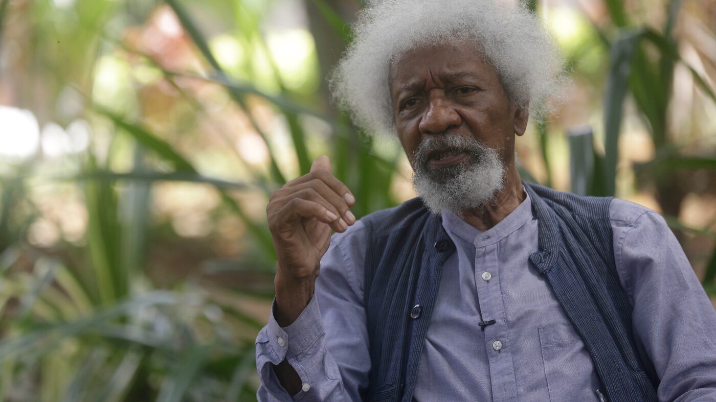 Le prix Nobel nigérian Wole Soyinka déclare que les États-Unis ont révoqué son visa après les critiques de Trump