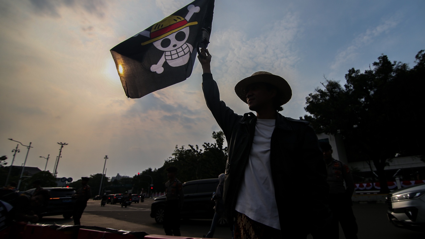 Pourquoi les manifestants de la génération Z du monde entier arborent un drapeau pirate animé