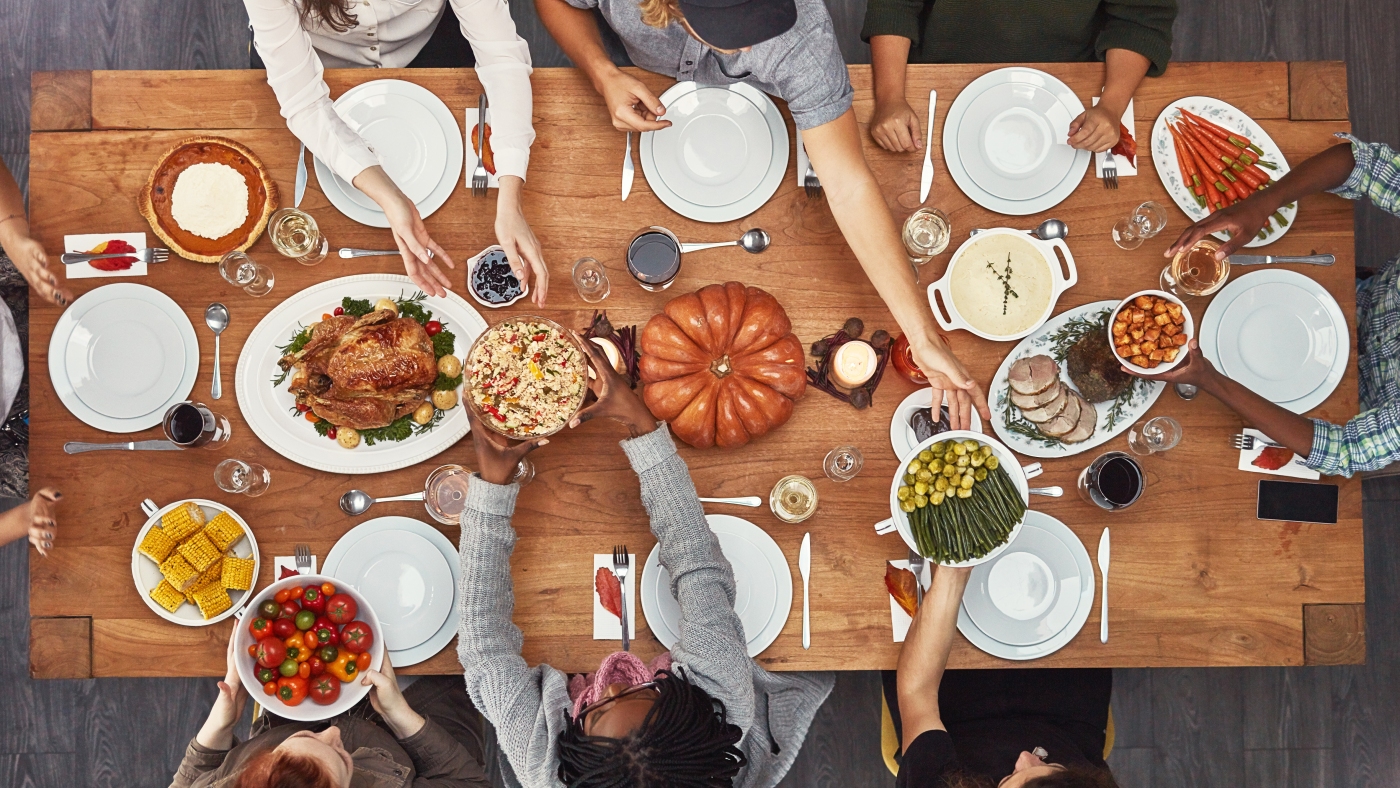 Friendsgiving 101 : Une histoire des vacances inventées et comment les célébrer