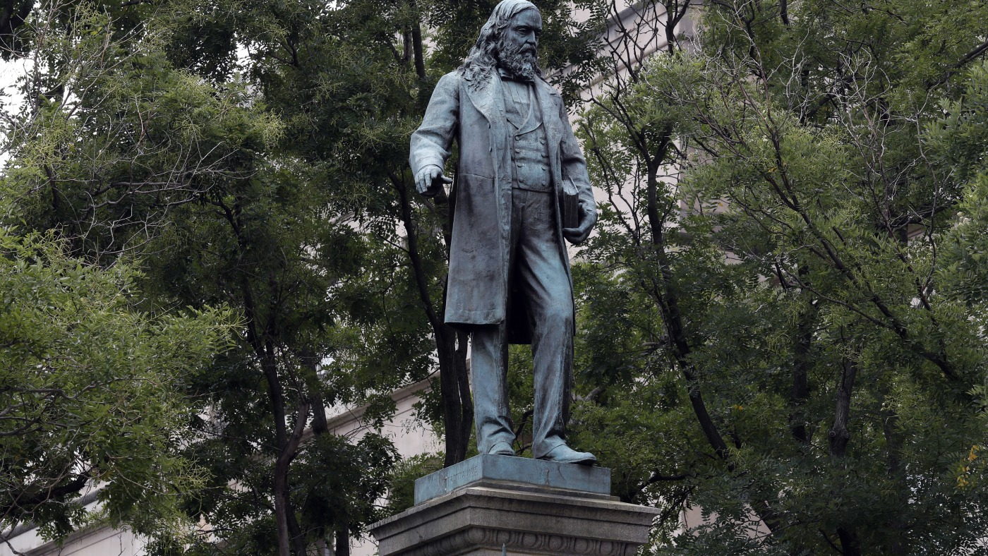 Une statue confédérée renversée à Washington, DC, en 2020, a été réinstallée