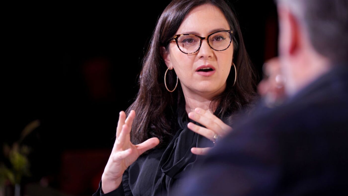 Le chef de CBS News, Bari Weiss, retire l'article "60 Minutes", provoquant un tollé
