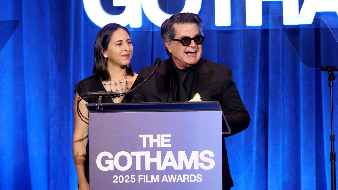 Le cinéaste Jafar Panahi est de nouveau condamné en Iran alors que commence la saison des récompenses à Hollywood