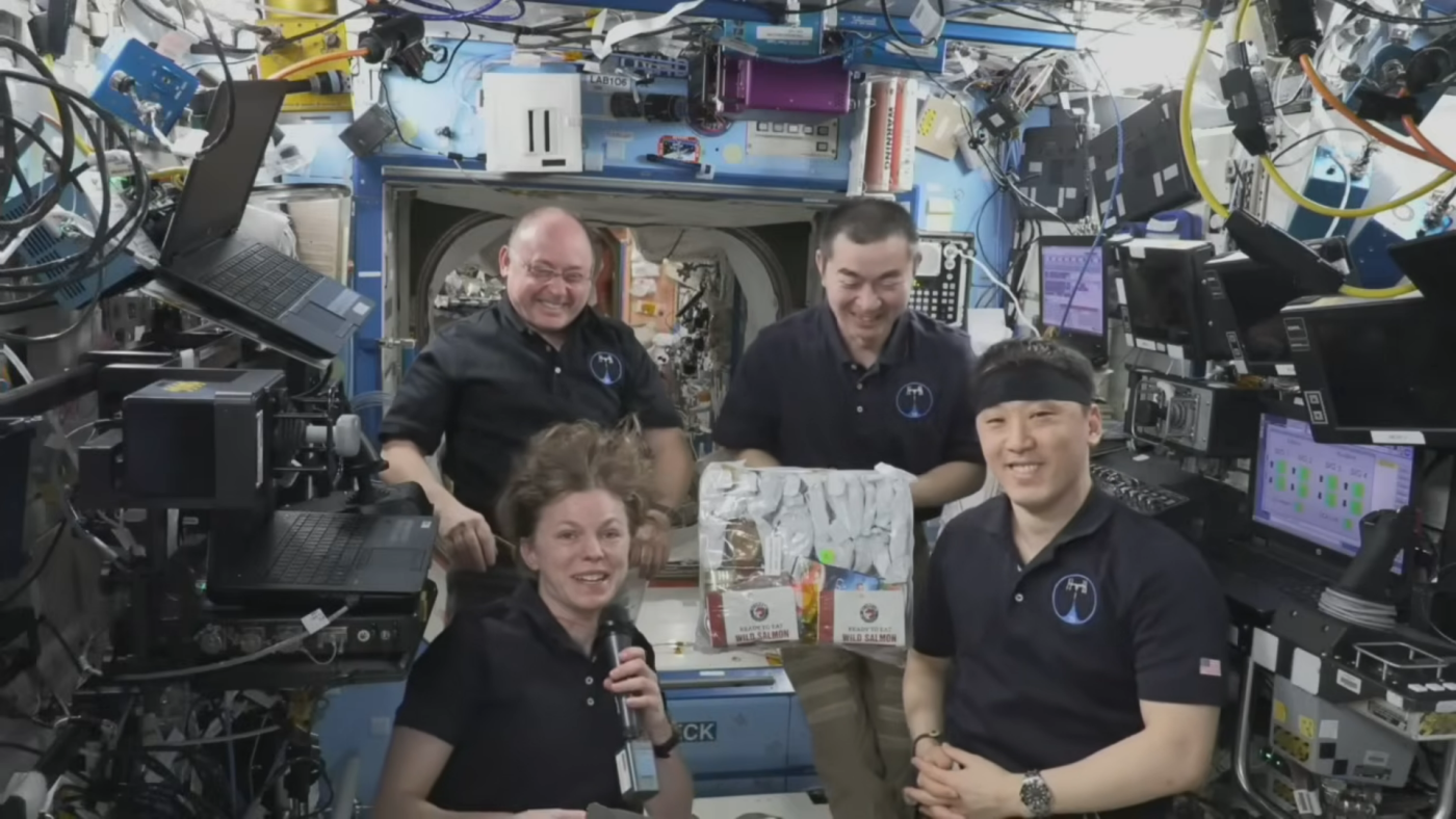Les astronautes de la NASA célèbrent Thanksgiving avec une sauce aux canneberges russe