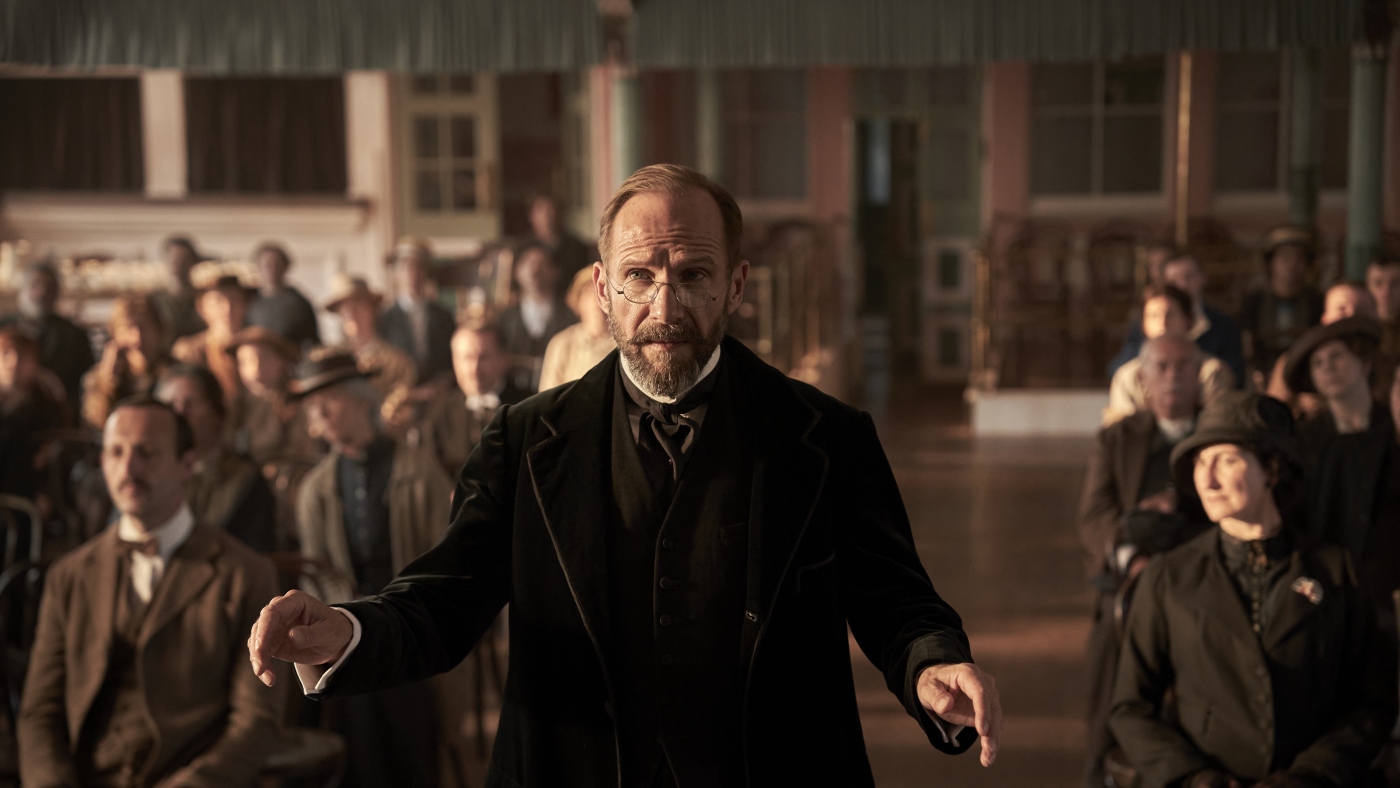 Un Ralph Fiennes épineux élève une ville à travers la musique pendant la Première Guerre mondiale dans « The Choral »