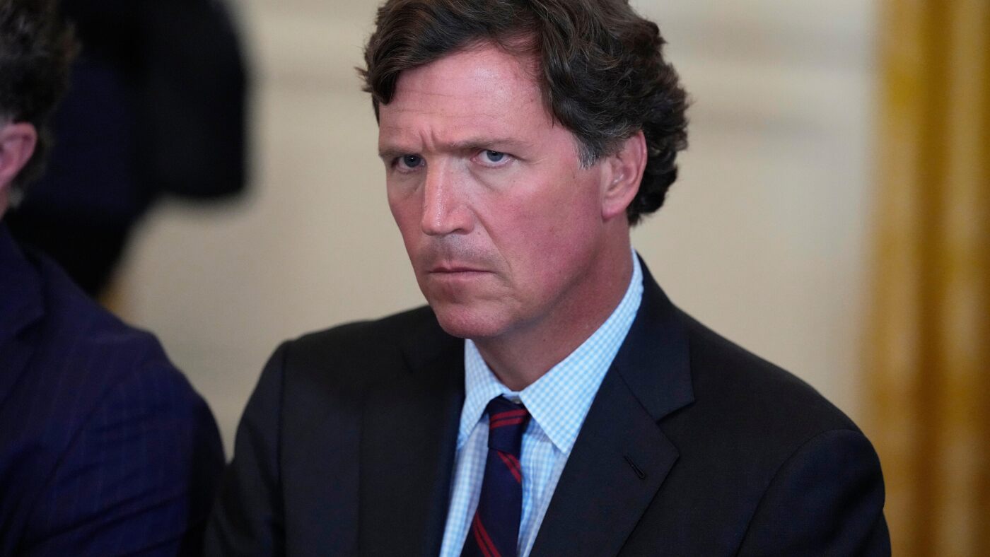 Comment Tucker Carlson est-il devenu l’une des voix les plus influentes de l’extrême droite ?