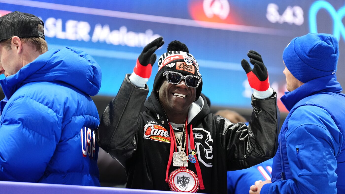 Flavor Flav fait partie des fans de l'équipe de hockey féminin indignés par le camouflet présidentiel