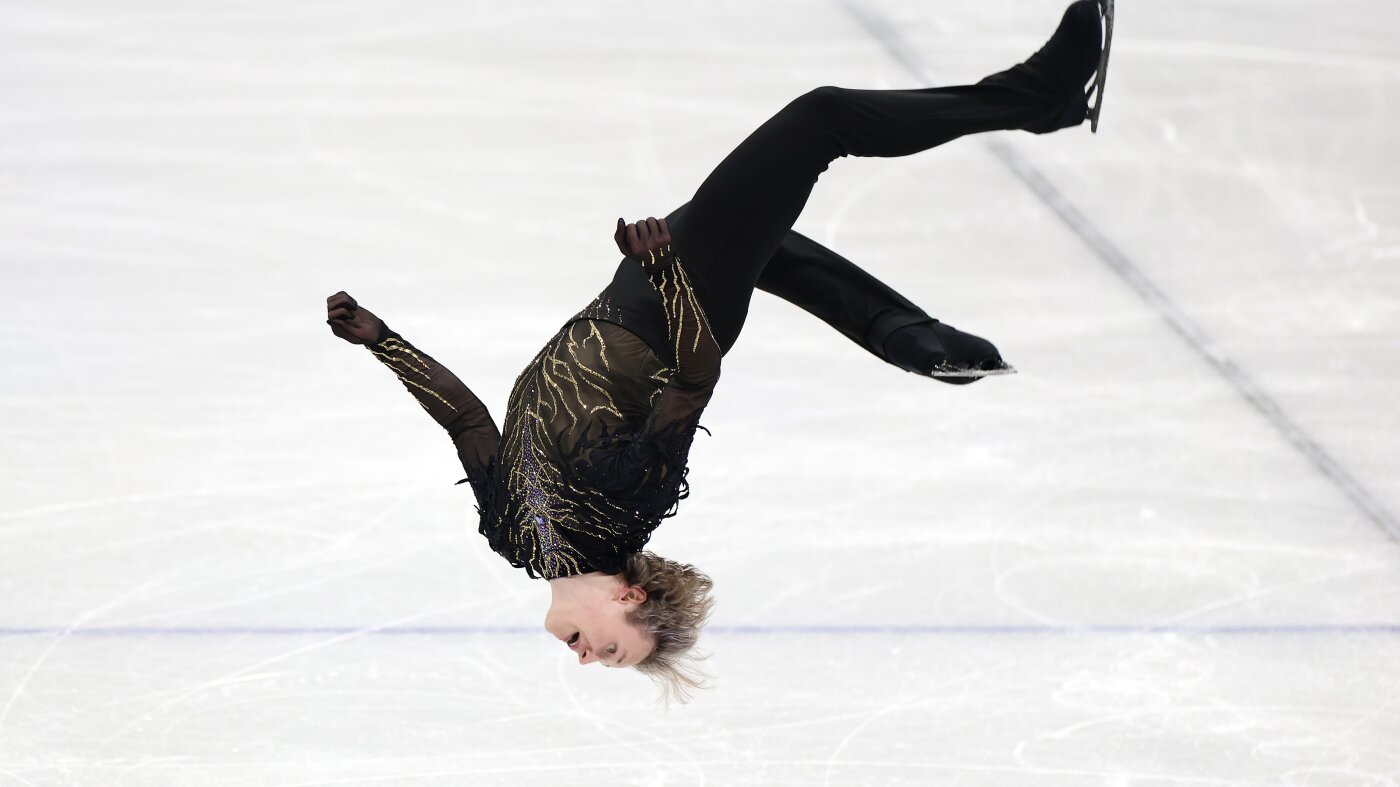 Le backflip olympique d'Ilia Malinin est entré dans l'histoire. Mais il n'est pas le premier à le faire