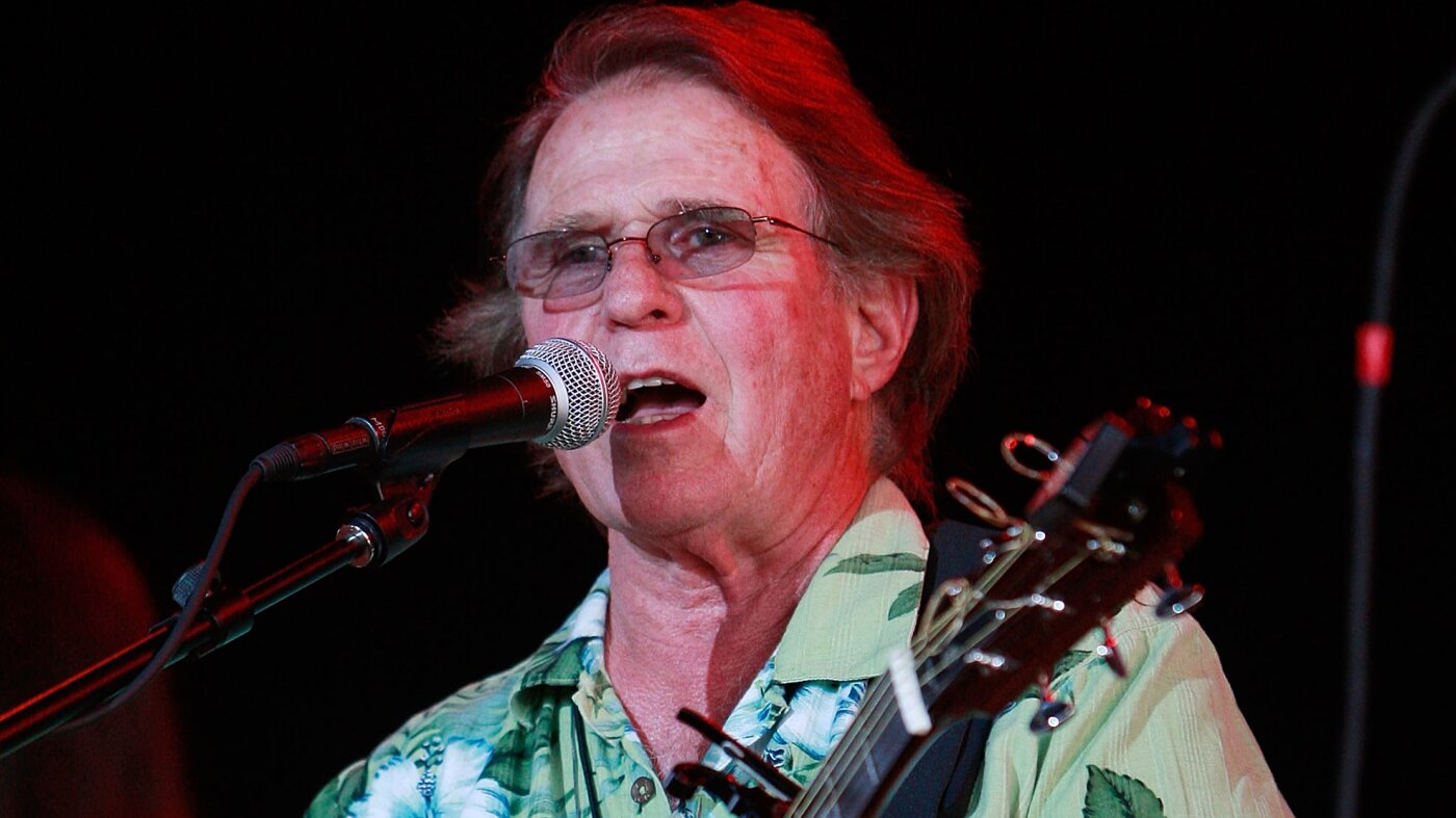 Country Joe McDonald, chanteur anti-guerre qui a électrisé Woodstock, décède à 84 ans