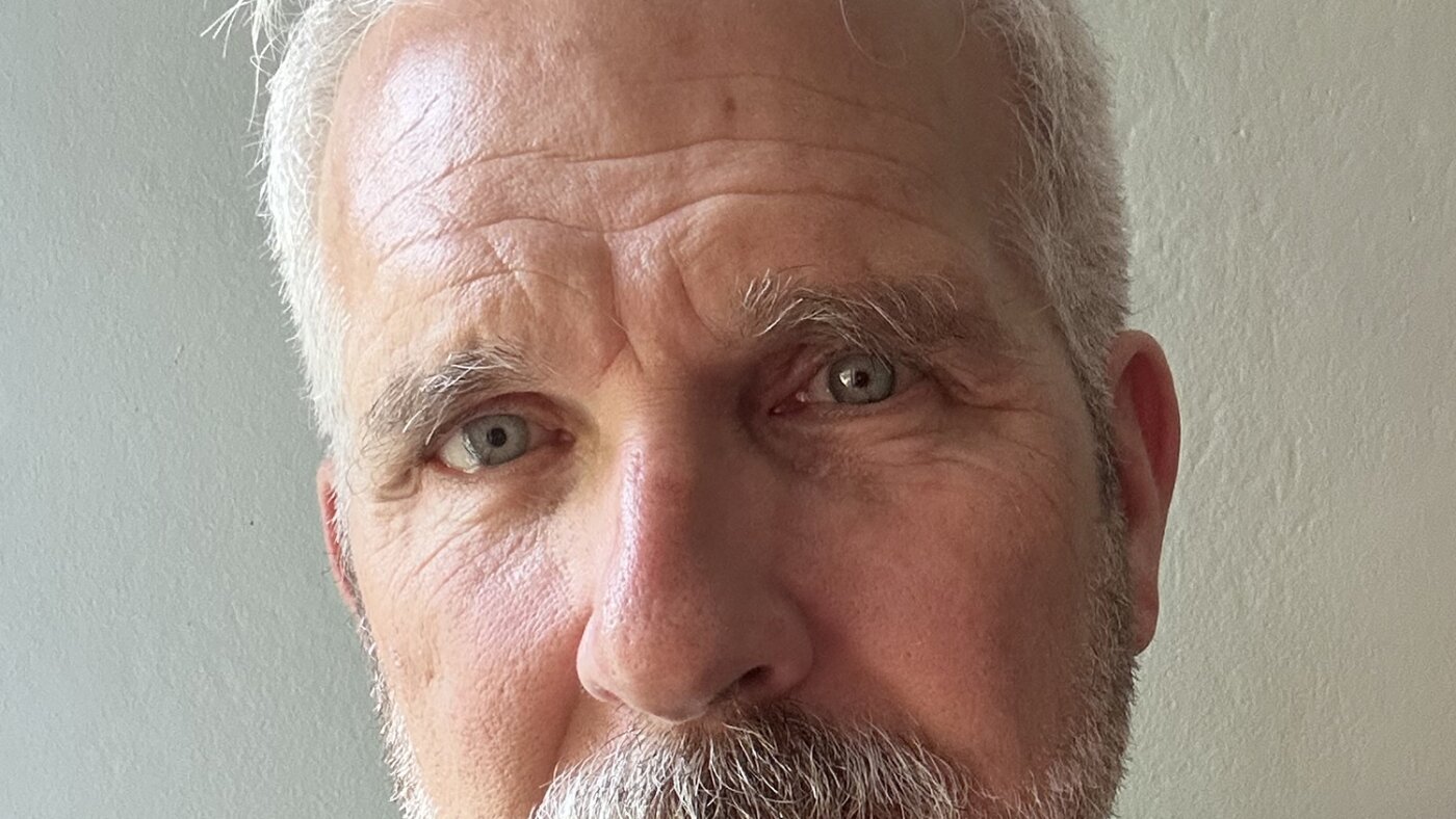 L'entraîneur d'un adolescent a remarqué qu'il perdait le ballon de vue et est intervenu pour l'aider.