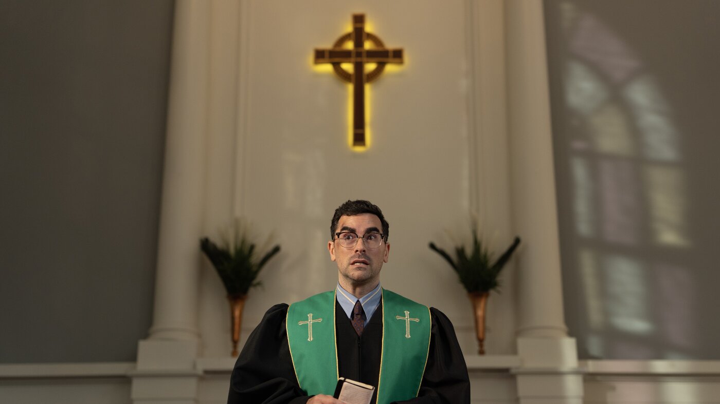 Des « grosses erreurs » hilarantes et caustiques entraînent Dan Levy dans le crime organisé