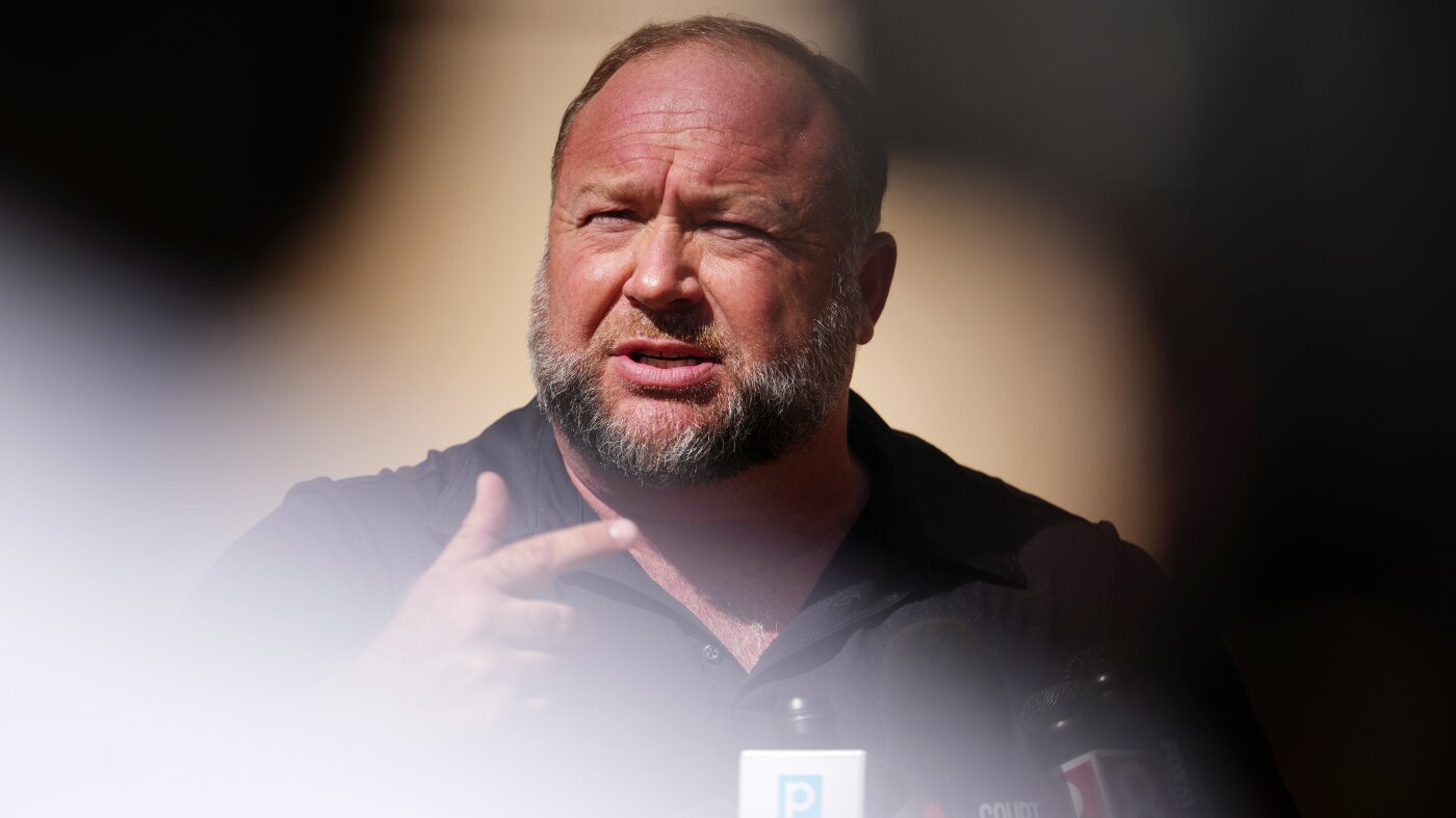 Un ancien employé d'Alex Jones déclare : "C'était un non-sens, c'était des mensonges"