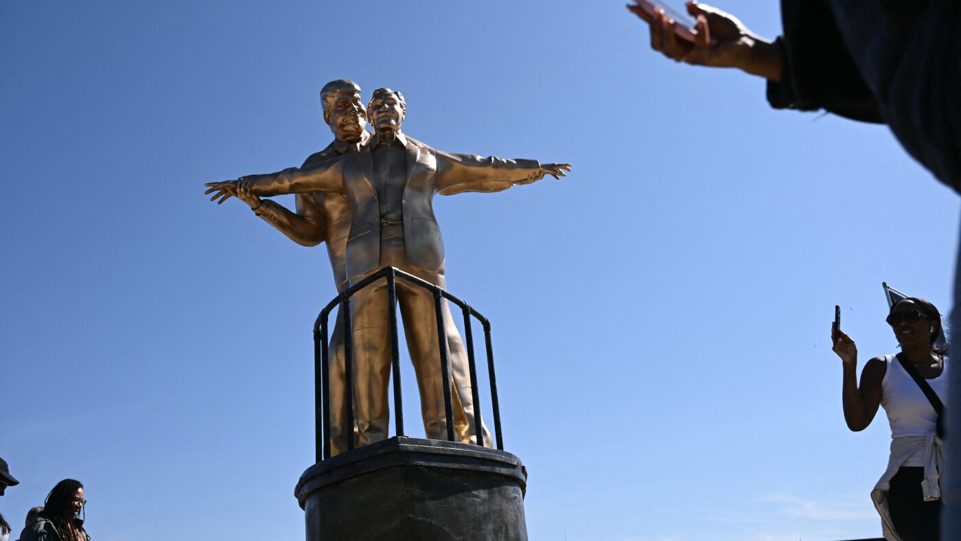 Une guerre de propagande au National Mall oppose Trump à des statues et des affiches satiriques