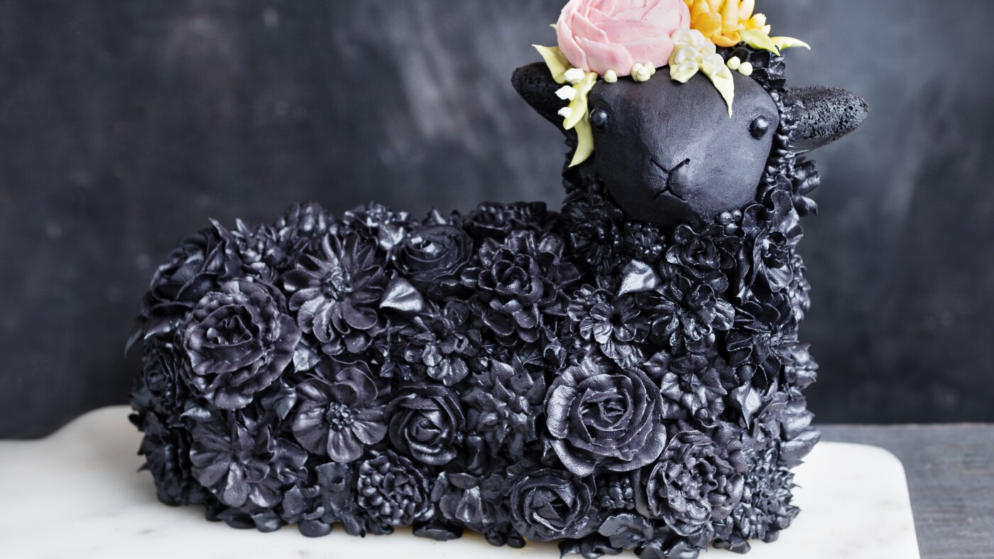 Yeux en laine crème au beurre et bonbons à la gelée : l'art du gâteau d'agneau de Pâques
