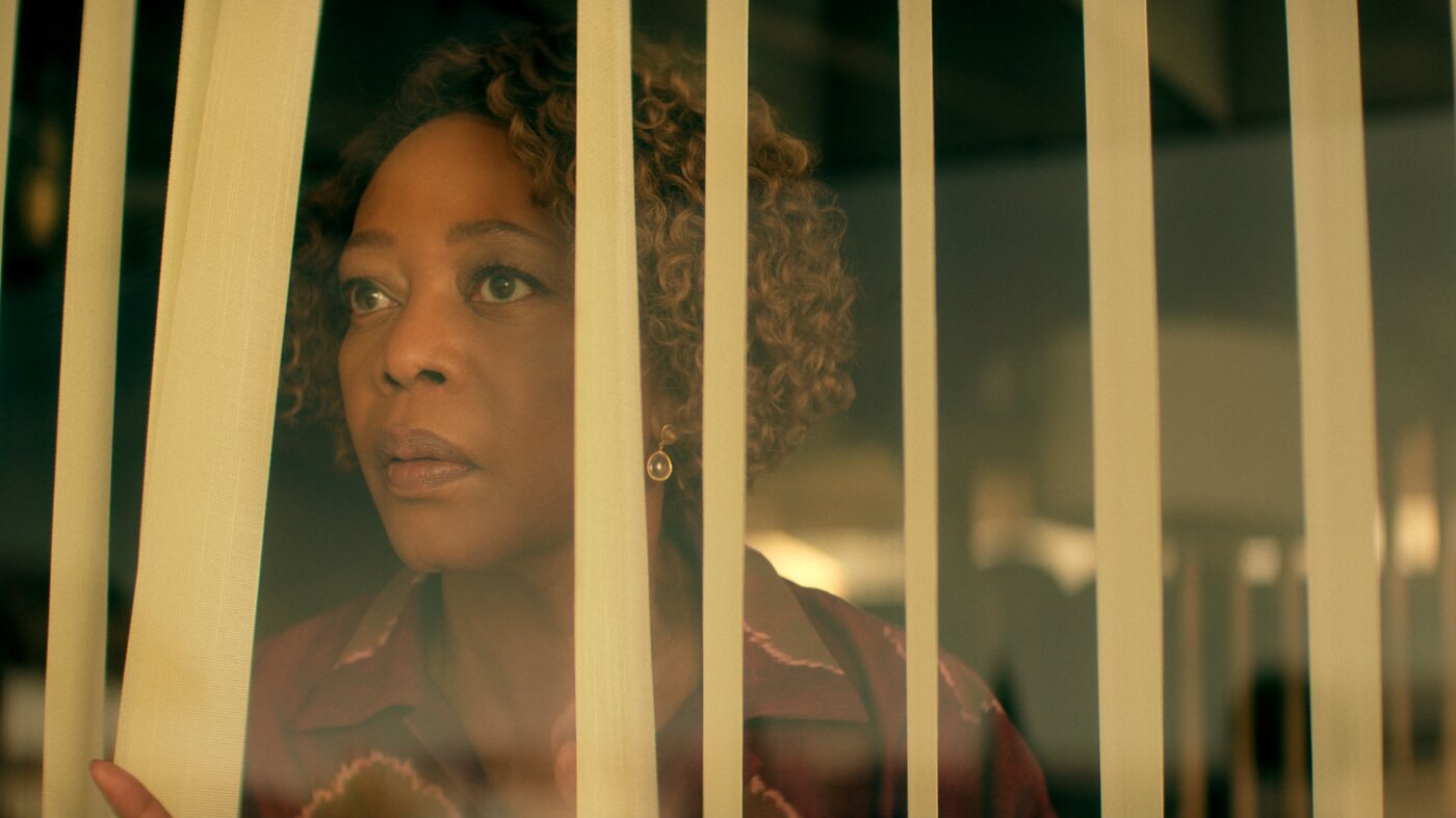 "Regardez vos aînés" : Alfre Woodard partage son secret de longévité à Hollywood