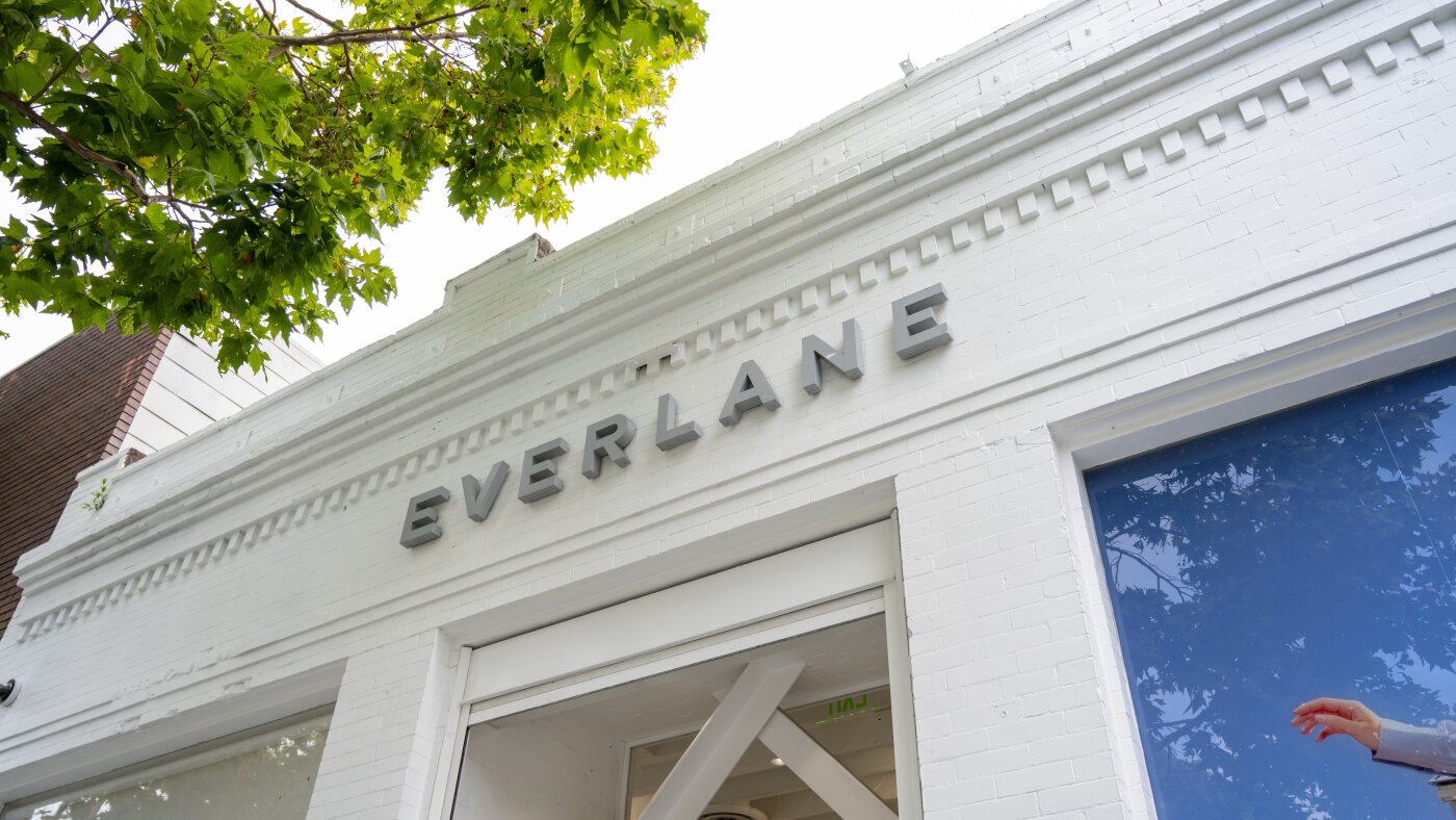 Shein rachète Everlane, qui a vendu aux millennials le rêve d'un luxe éthique et abordable